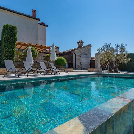 Krajcar, Rustic Simplicity Hugged By Nature 別荘