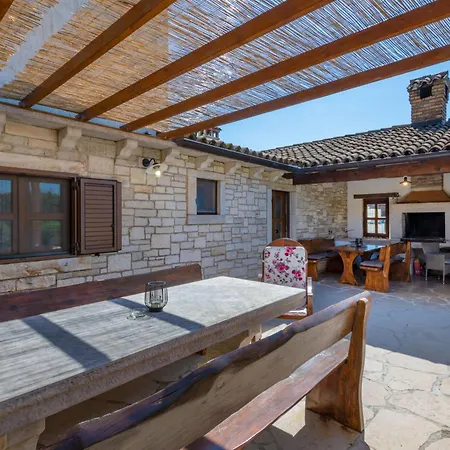 Krajcar, Rustic Simplicity Hugged By Nature 別荘 *