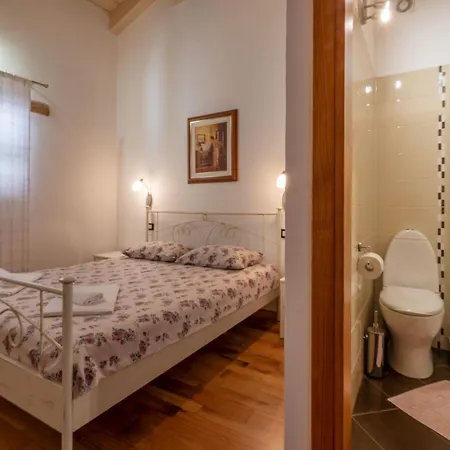 Krajcar, Rustic Simplicity Hugged By Nature 別荘