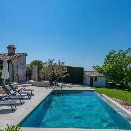 別荘 Krajcar, Rustic Simplicity Hugged By Nature