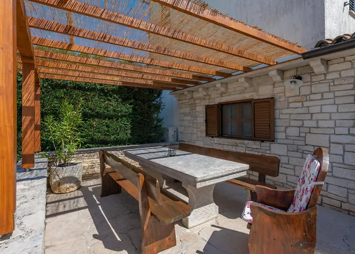 Feriehus Krajcar, Rustic Simplicity Hugged By Nature *