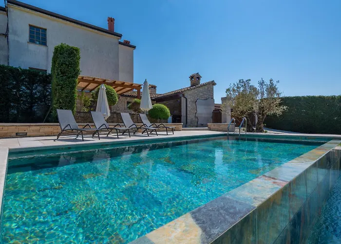 Krajcar, Rustic Simplicity Hugged By Nature Feriehus