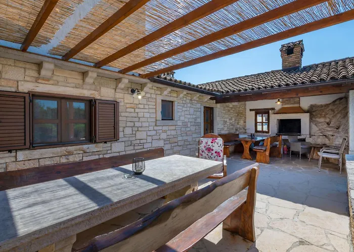 Krajcar, Rustic Simplicity Hugged By Nature Feriehus *